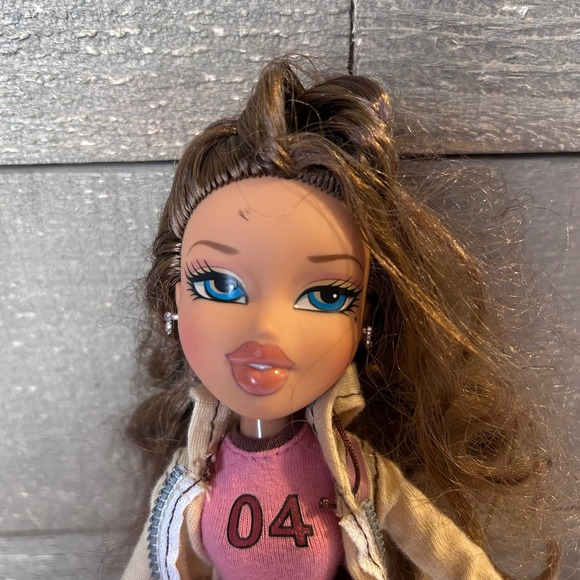 Bratz Back to School Yasmin. small pen mark on face - Picture 3 of 5
